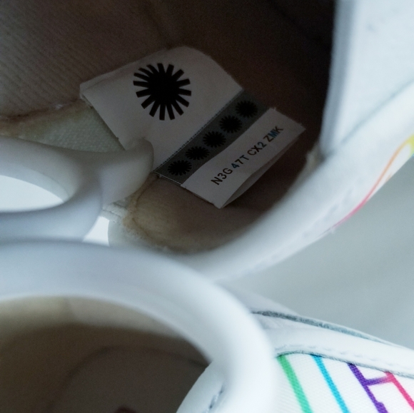 NEW UGG Caplan White Rainbow Slip On Sneakers Size 6 Kids/Youth / Size 8 Women's - Picture 11 of 14